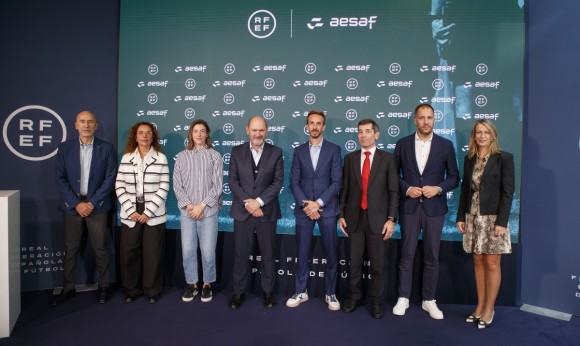 La RFEF firma el primer convenio colectivo con las árbitras profesionales
