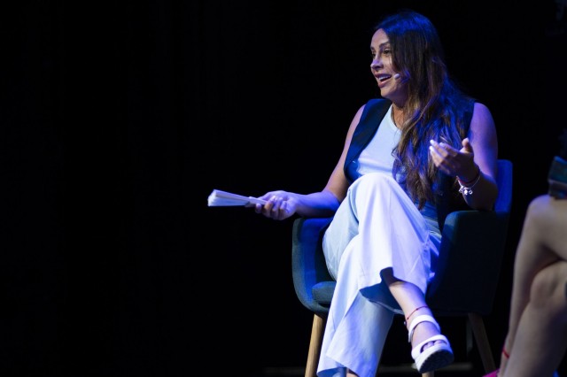 Karla Sofía Gascón visita València tras su victoria en Cannes: 