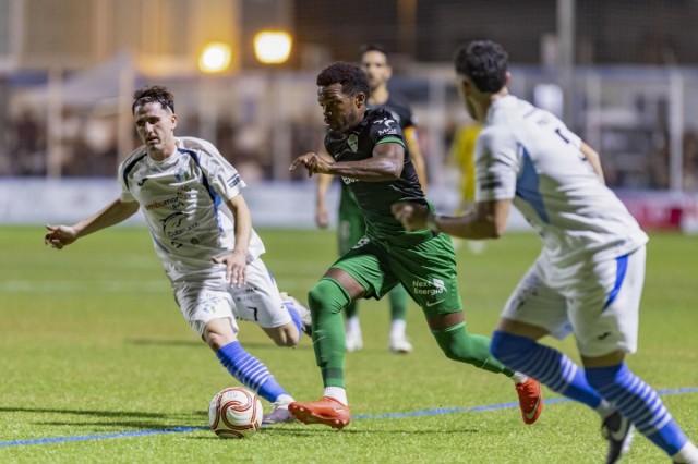 Un orgulloso Pinatar exige al Elche, de Primera, que impone la lógica y pasa remontando