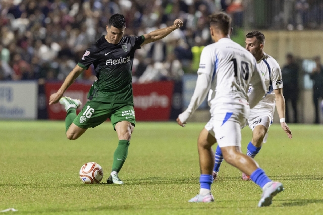 Un jugador de la UD Pinatar le pide matrimonio a su novia en el descanso del partido contra el Elche