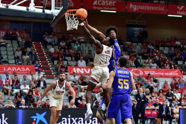 El UCAM CB, atascado y con Sito expulsado, cae frente un rival que es superior en Europa