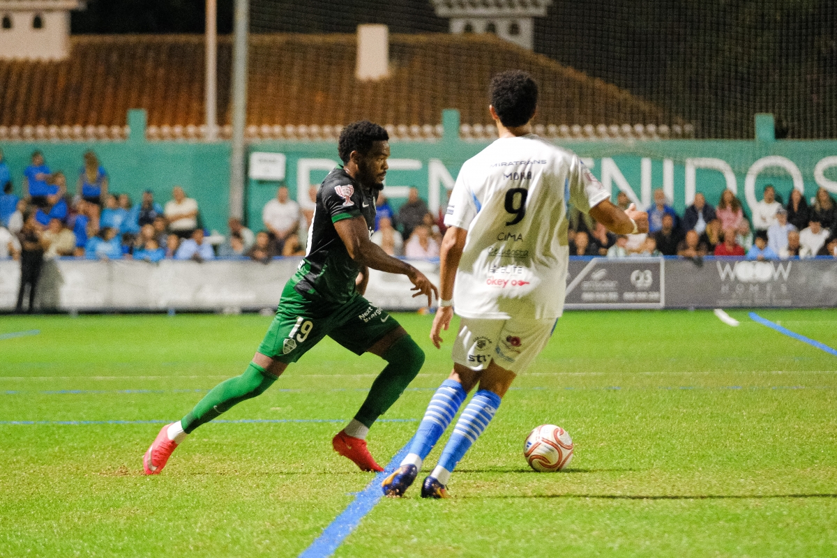 Gardy Diang progresa con el balón - Foto: LOF Gardy Diang progresa con el balón