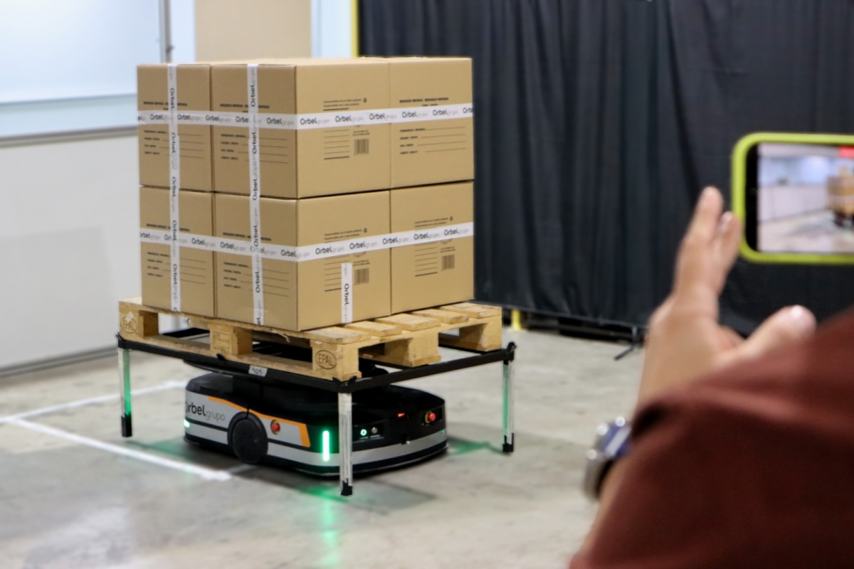Un robot móvil de plataforma durante una de las demostraciones de transporte de cargas paletizadas