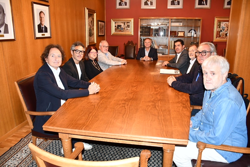Empresarios, representantes del Campus y alcalde, en la Textil Alcoyana.