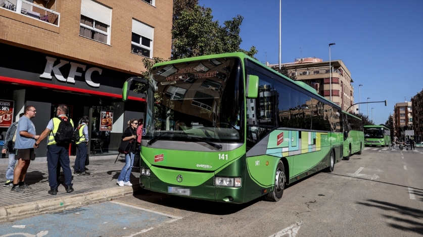 Los autobuses lanzadera de Madrid que operaron en Valencia tras la Dana. - Foto: ROBER SOLSONA/EP Los autobuses lanzadera de Madrid que operaron en Valencia tras la Dana.