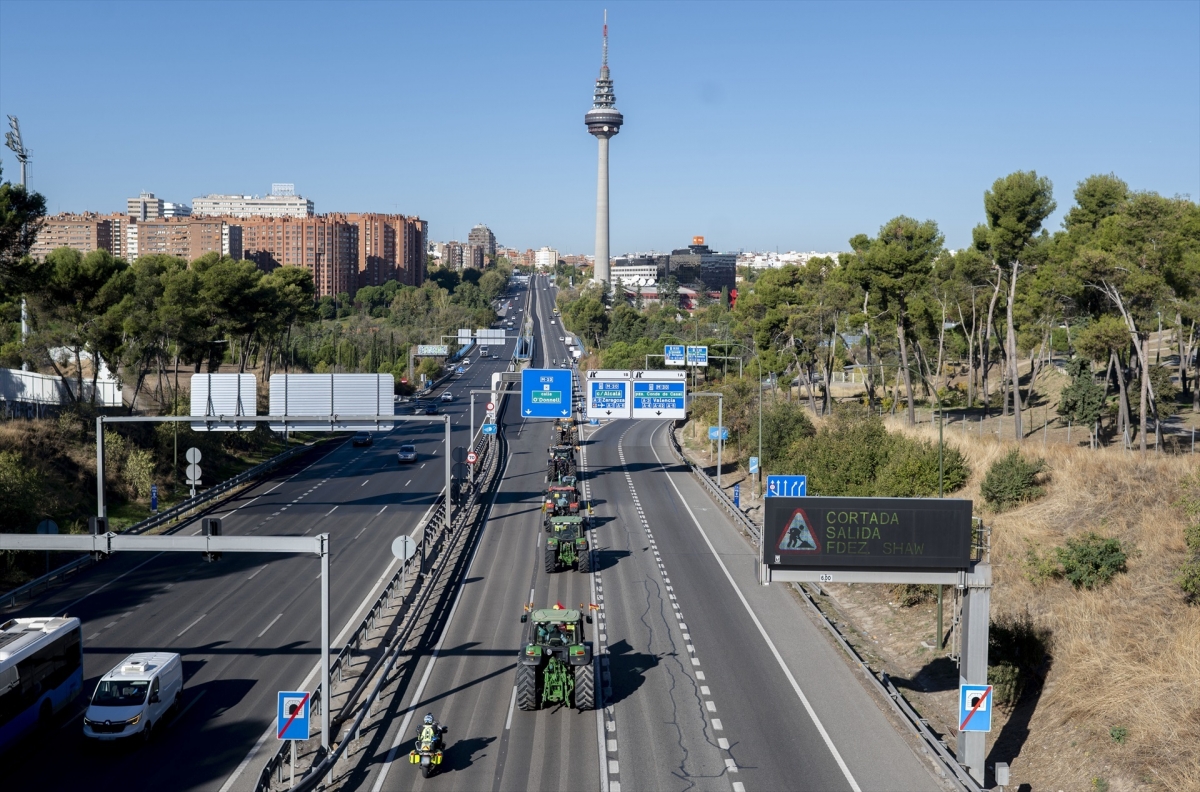 Varios tractores llegan a Madrid, antes de desconvocar la protesta.