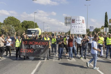 Los piquetes de la huelga del metal llegan a Murcia con protestas y calles cortadas