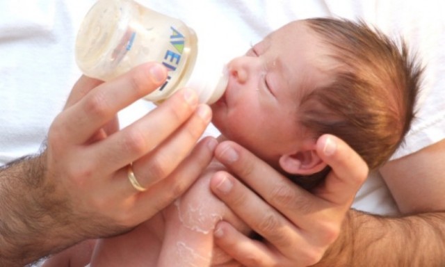 La OMS pide no distribuir muestras ni cupones a familias sobre alimentos para lactantes y bebés