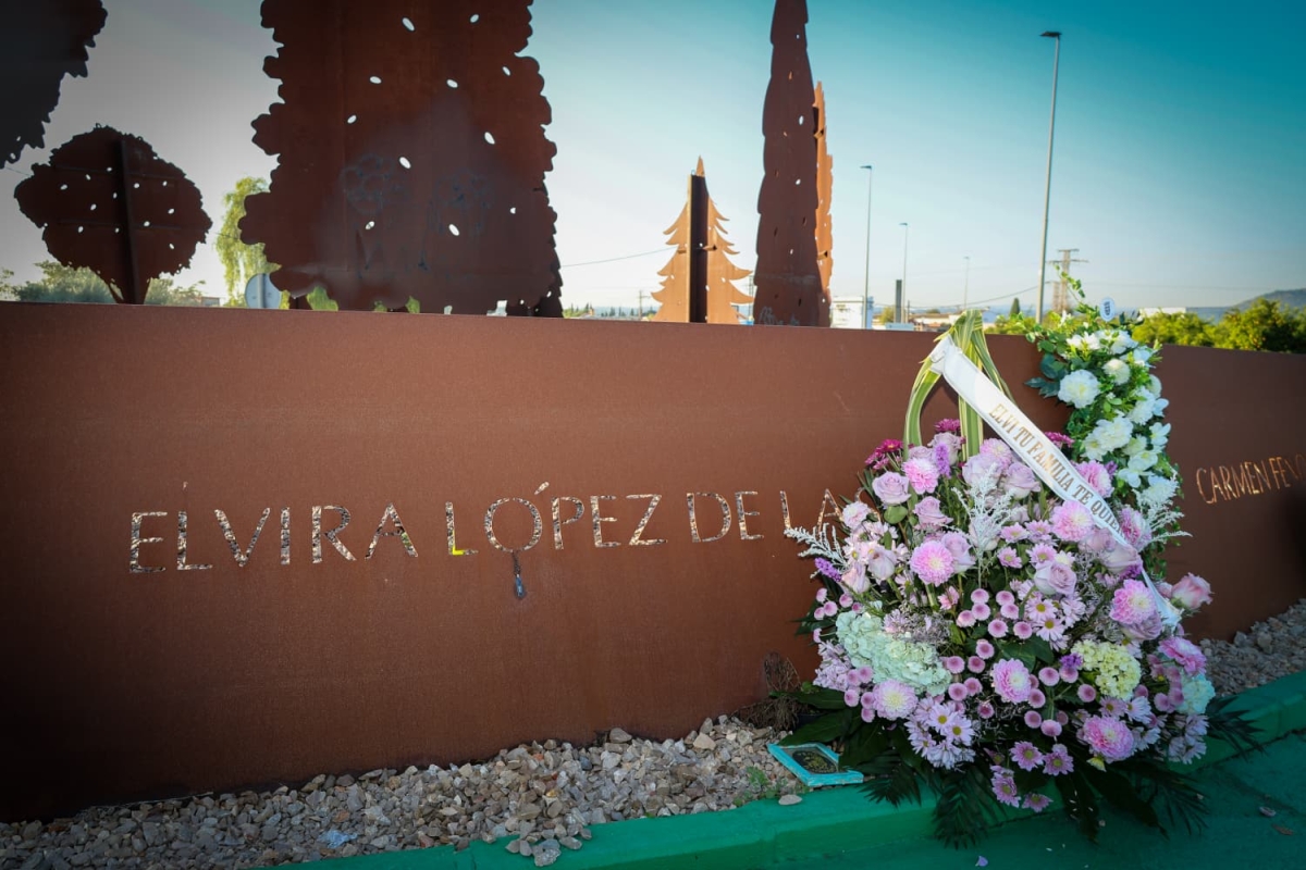 Ofrenda floral en la rotonda en homenaje a las víctimas de la Dana de 2024 en Torrent.