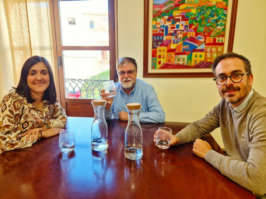 Aqualia impulsa en Villena el consumo responsable de agua entregando botellas y vasos reutilizables