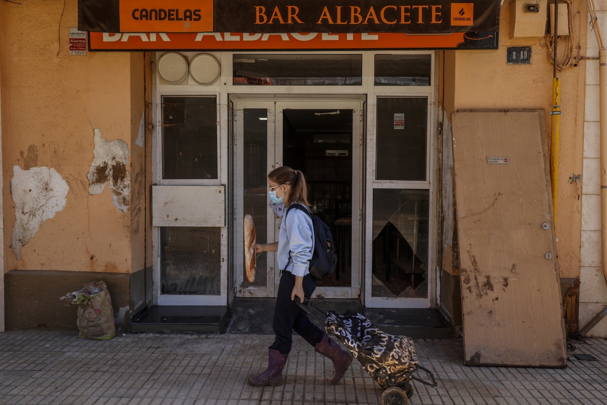 Una mujer con una bolsa de la compra camina en Paiporta tras la Dana (Imagen de archivo). - Foto: ROBER SOLSONA/EP Una mujer con una bolsa de la compra camina en Paiporta tras la Dana (Imagen de archivo).