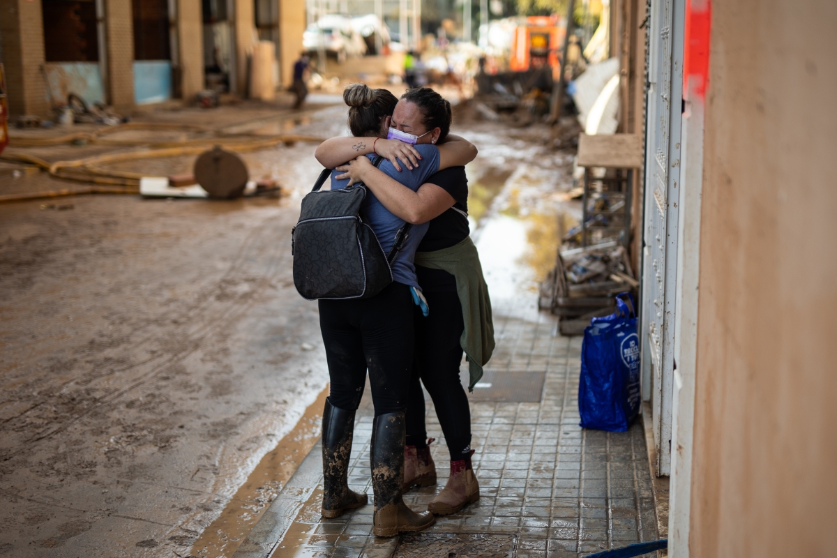 Dos mujeres se abrazan en Benetússer (Imagen de archivo). - Foto: ALEJANDRO MARTÍNEZ VÉLEZ/EP Dos mujeres se abrazan en Benetússer (Imagen de archivo).