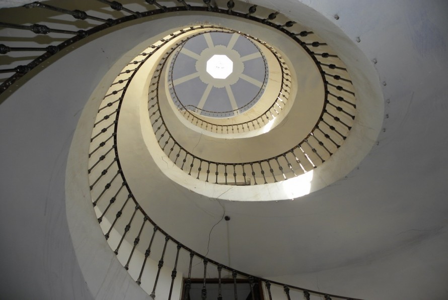 La casa palaciega de Caravaca con una espectacular 'escalera Da Vinci' que sueña con el futuro: se vende por 300.000 euros