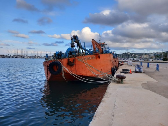 La Generalitat inicia el desguace de la draga Los Olivillos en el puerto de Dénia por su estado de deterioro desde 2019