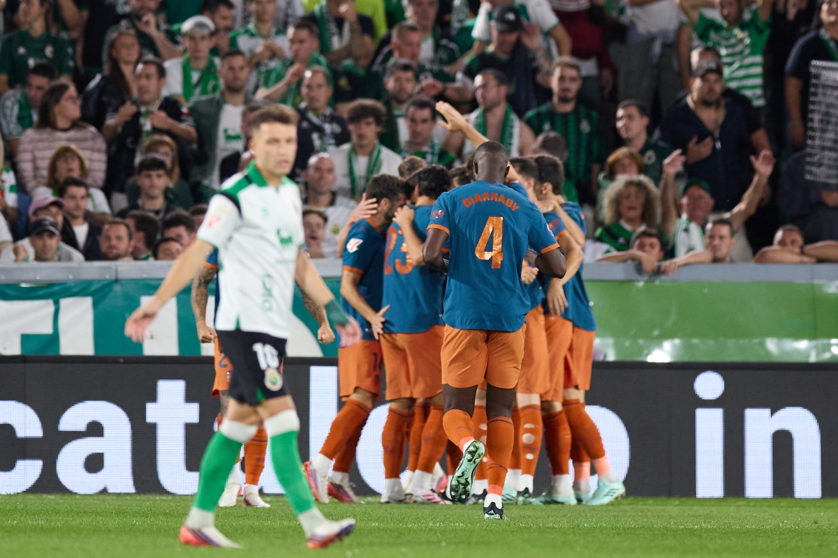 Los jugadores del Valencia CF celebran el tanto de Pepelu en Santander