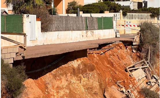 Vista desde Cala de las Melvas: pérdida de terreno bajo el paseo y restos del cerramiento en la ladera y junto al mar. - Foto: Grupo de vecinos de Cabo de Palos. Vista desde Cala de las Melvas: pérdida de terreno bajo el paseo y restos del cerramiento en la ladera y junto al mar.
