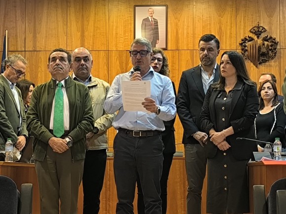 La oposición de Orihuela acusa a PP y Vox de utilizar la tragedia ferroviaria para evitar el debate en el pleno