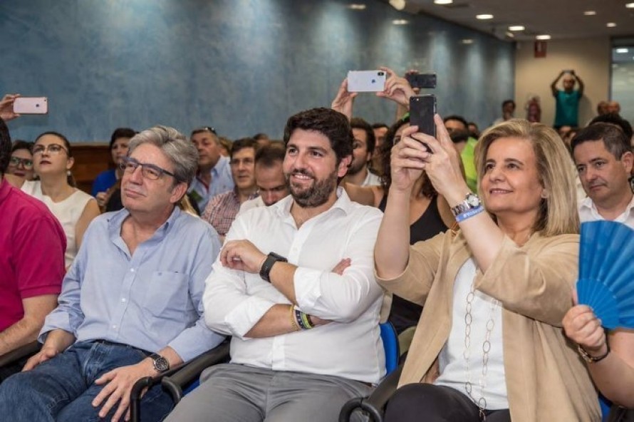 López Miras lamenta la pérdida de Fátima Báñez: 