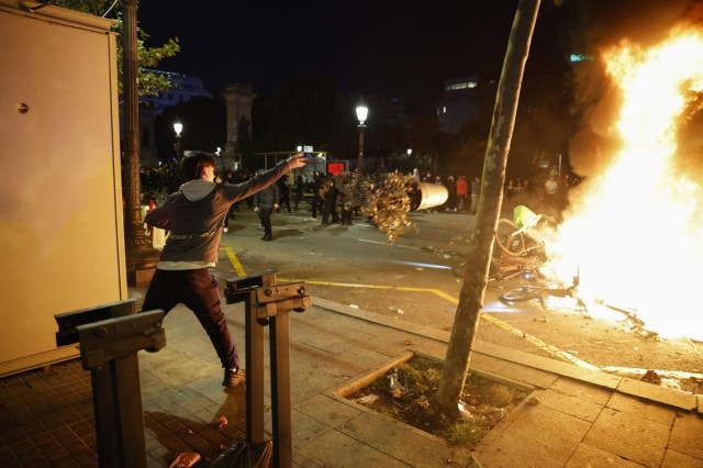¿Quién incendia el contenedor?