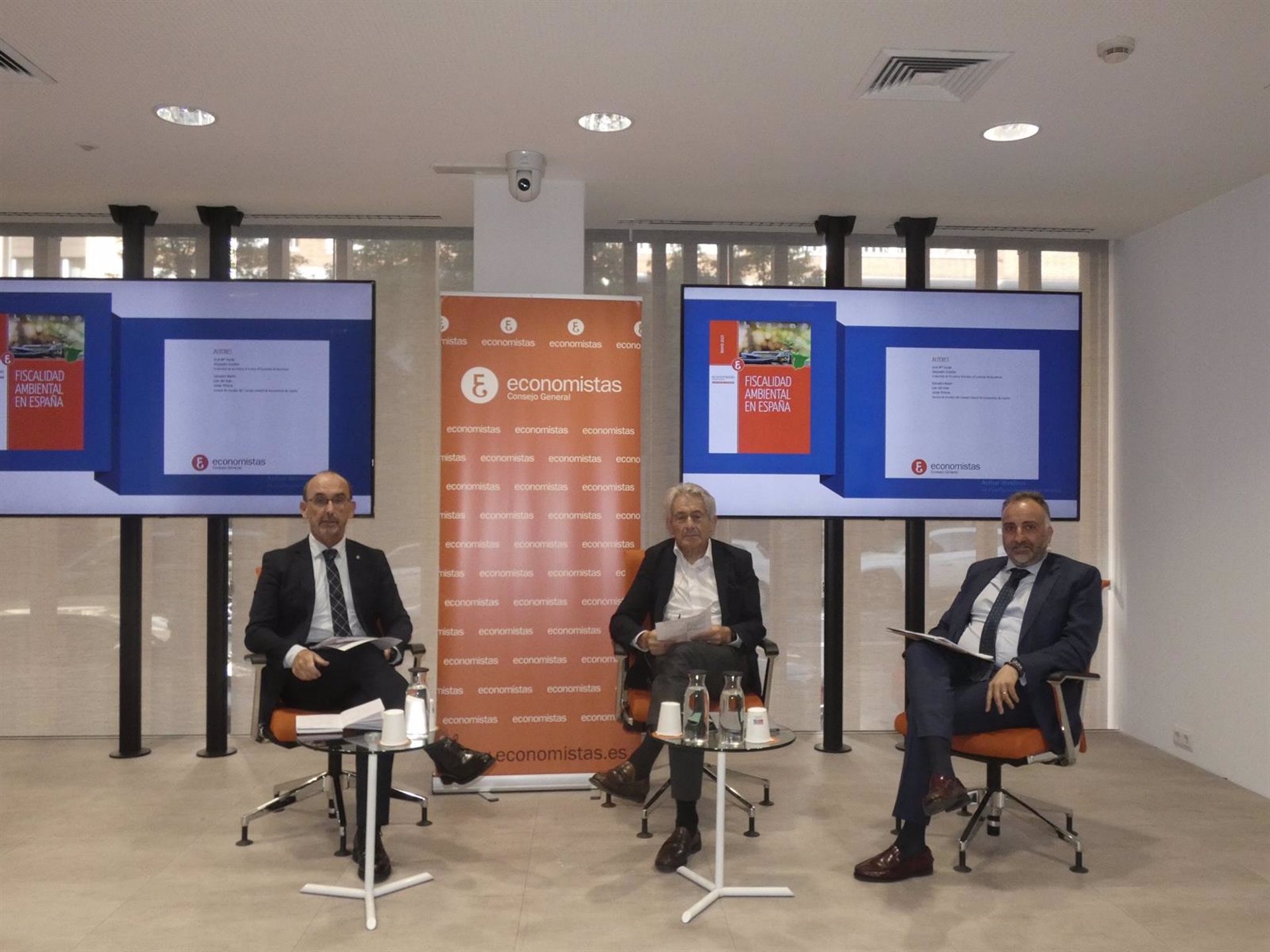 Los economistas sugieren que el Estado recaude los impuestos verdes y los transfiera a las autonomías