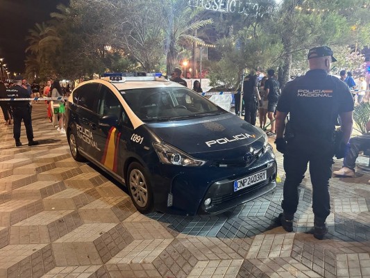 La Policía disuelve una masa de jóvenes que quería acceder a una barraca por la fuerza en San Juan