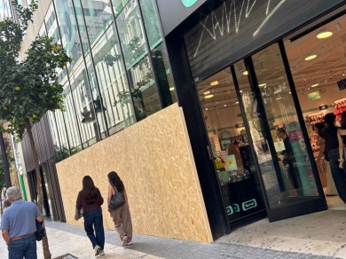 Los comercios del centro de València se protegen por la amenaza de posibles saqueos este sábado