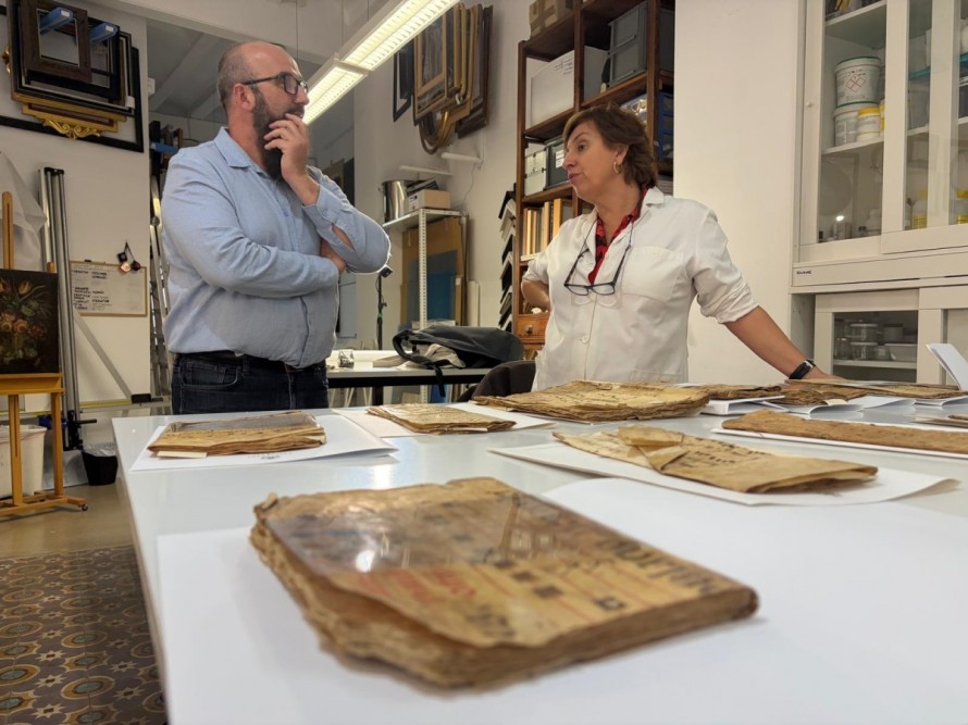 Vila-real inicia la restauración de cerca de veinte pergaminos musicales medievales de su Archivo Municipal
