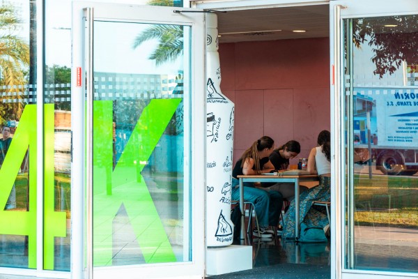 El Consell convocará en 2024 los premios a la excelencia de grado de tres cursos para ponerse al día
