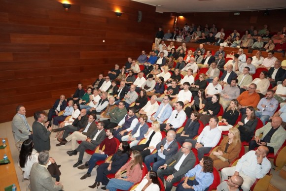 Vox anuncia en Murcia a los candidatos murcianos para el 29N arropados por centenares de fieles