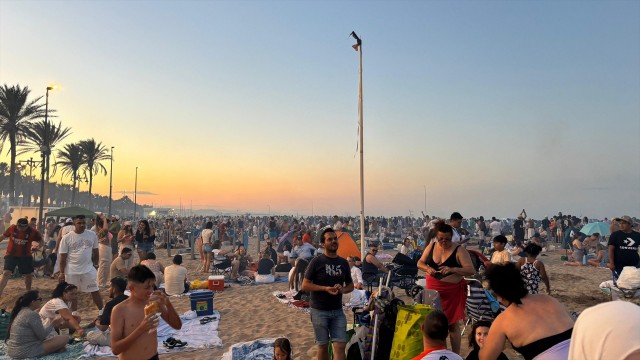 La noche de San Juan bate récord de asistencia en València con más de 140.000 personas