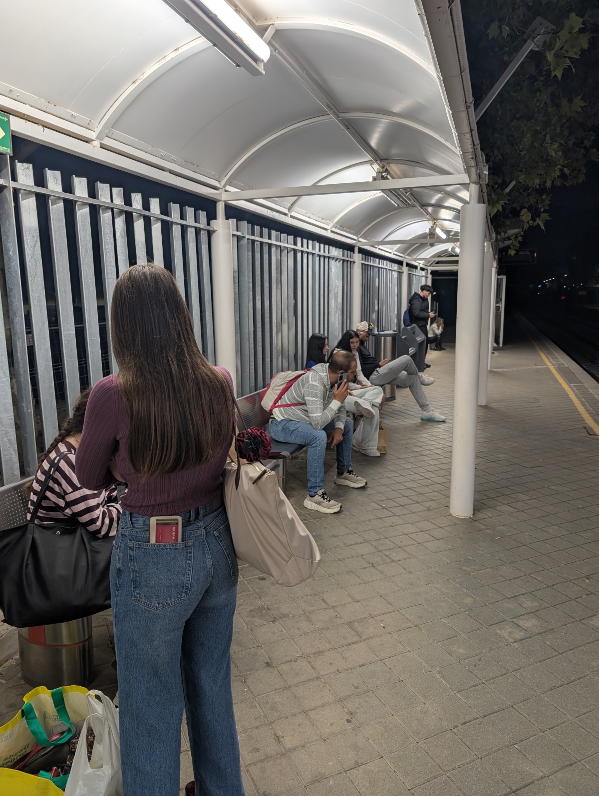 Usuarios de la línea C3 en la estación de Aldaia.