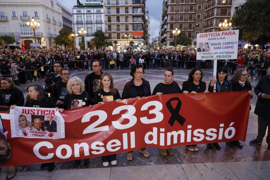 La manifestación del aniversario de la Dana comienza tras un gran 233, las personas muertas