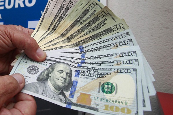 Un dólar presionado por las dudas de la FED 