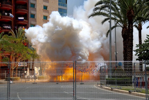 La mascletà más sonora, de 126 decibelios, hace temblar la plaza de Luceros