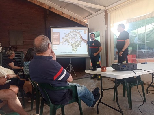 Los bomberos informan sobre la prevención de incendios en las barrios de montaña de Castelló