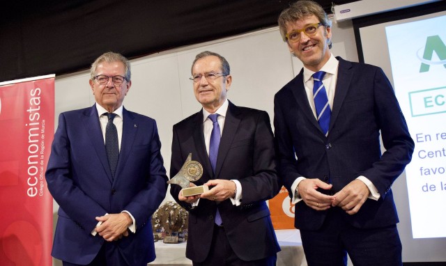 Los economistas entregan el Ecónomo Institucional a Agrupal