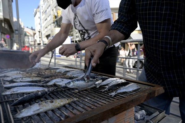 Subida desigual en la venta de sardinas por San Juan y menos pesca del Atlántico