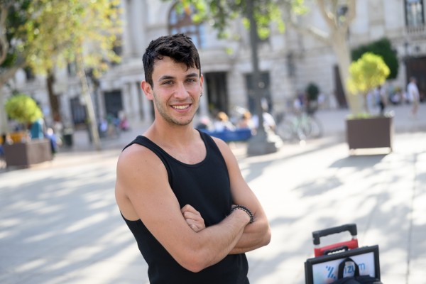 Adrián, el especialista en parkour que es el rey en la plaza del Ayuntamiento