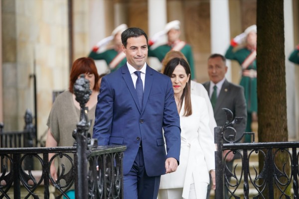 Imanol Pradales toma posesión de su cargo como lehendakari tras jurar ante el Árbol de Gernika
