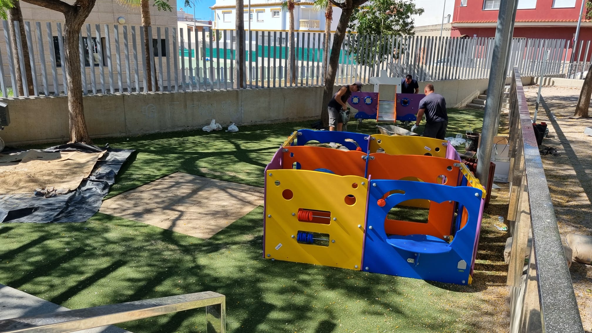 Torreblanca instala nuevos juegos en los parques de Freginals y Torrenostra para niños de 0 a 3 años
