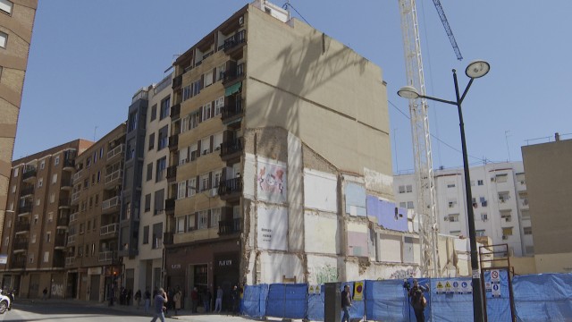 Finaliza el desalojo de la finca de Constitución 208 en la que se abrió una grieta por obras contiguas