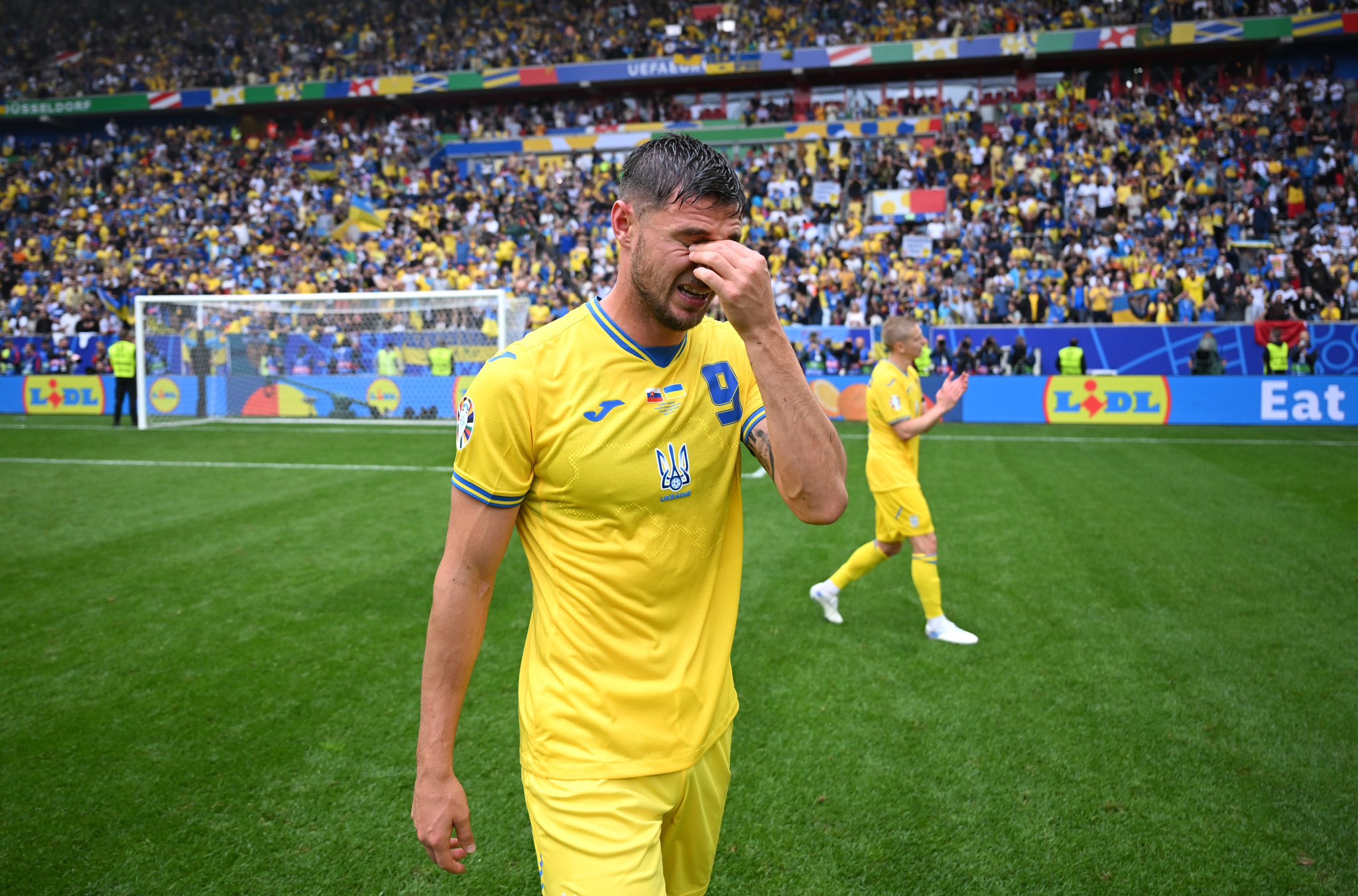 Yaremchuk hace respirar a Ucrania
