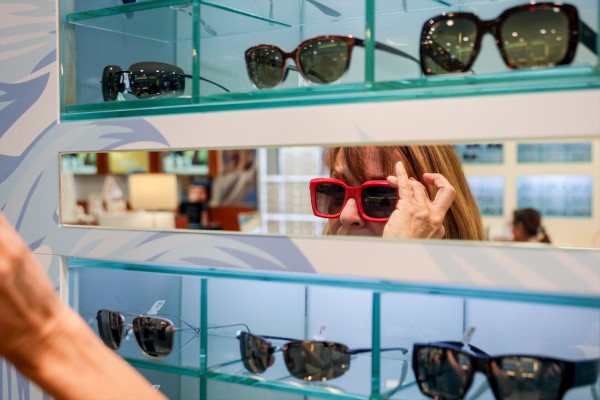 Avacu y el Colegio de Ópticos lanzan una campaña con consejos para la compra de gafas de sol seguras