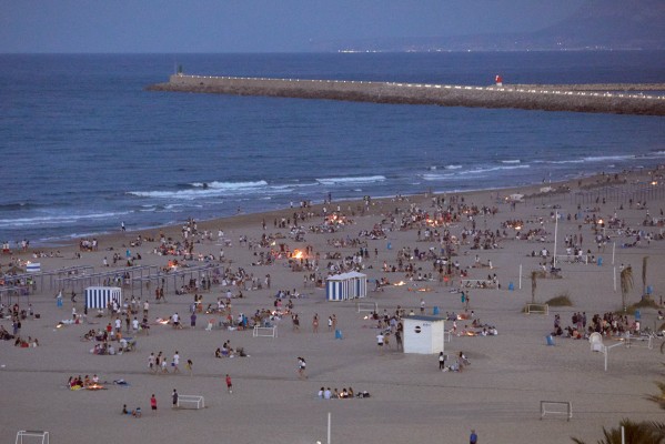 San Juan, la noche más corta del año, transforma los municipios costeros valencianos
