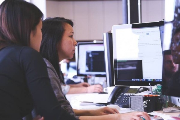La presencia pública de mujeres expertas en seguros crece, pero es inferior a la de los hombres
