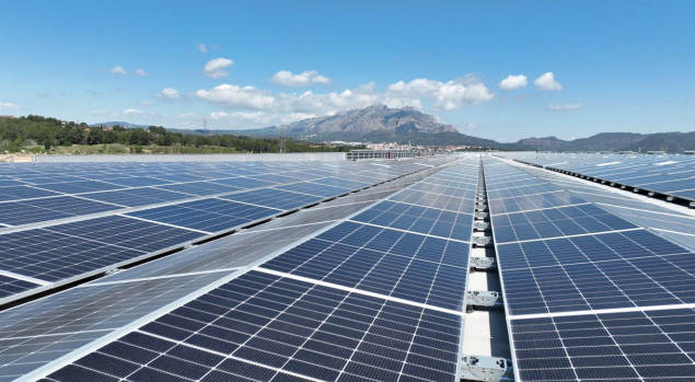 Vista de las placas fotovoltaicas en el bloque logístico de Abrera (Barcelona). - 