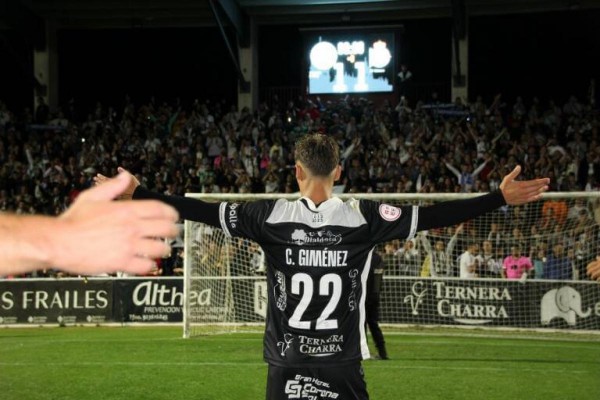 La búsqueda de otro central frena a Carlos Giménez