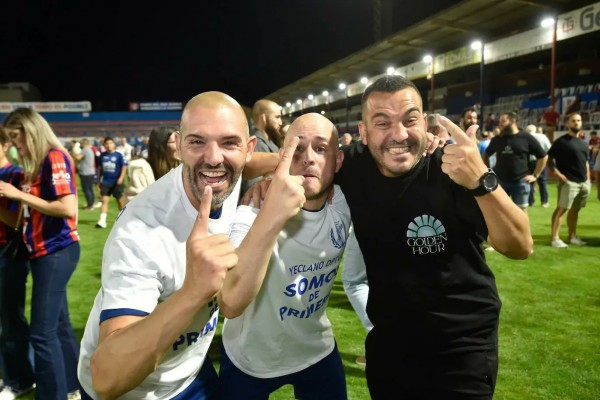 Adrián Hernández renueva como entrenador del Yeclano, al que condujo a la Primera RFEF 