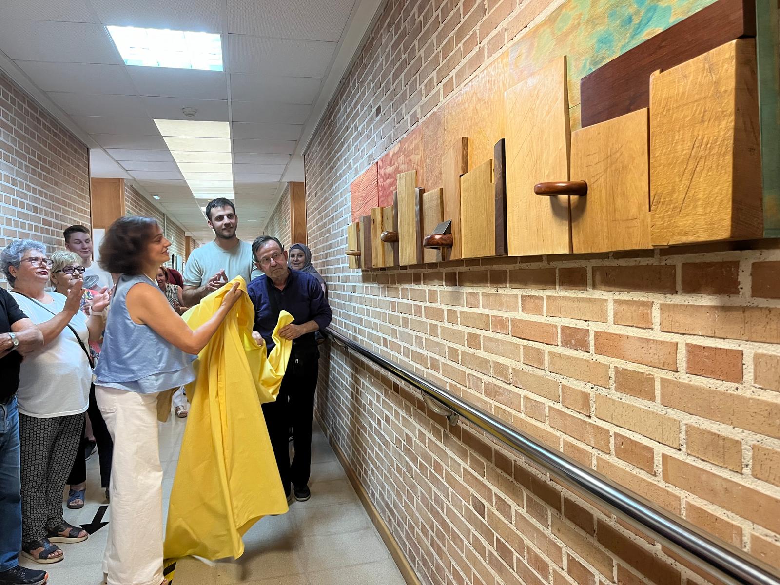 El escultor Marcelo Díaz dona su obra 'Barrio del Sur' al centro social del Toledo de la Vall d'Uixó