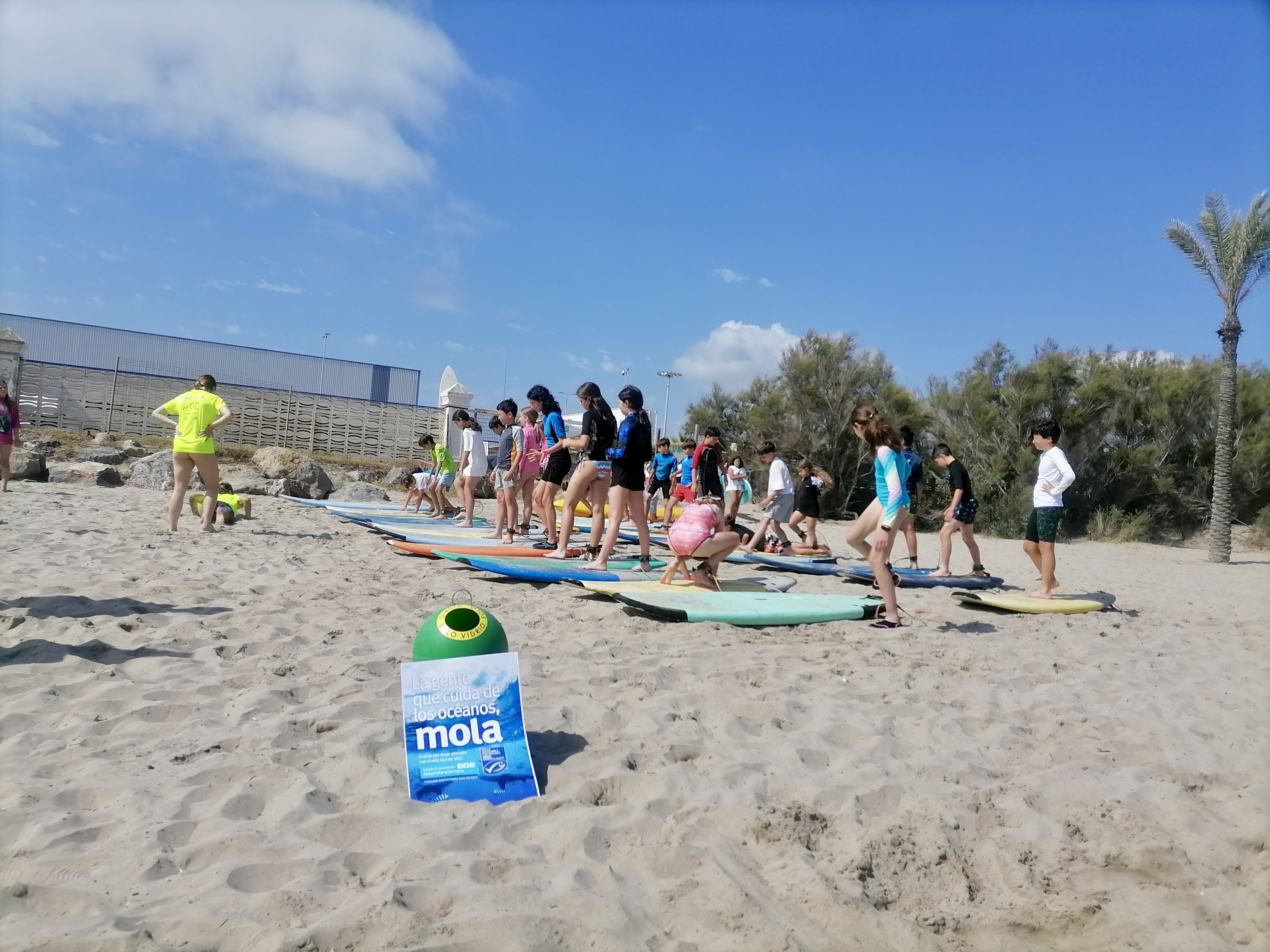 Más de 150 escolares de Castelló aprenden a proteger el entorno a través de la práctica del surf